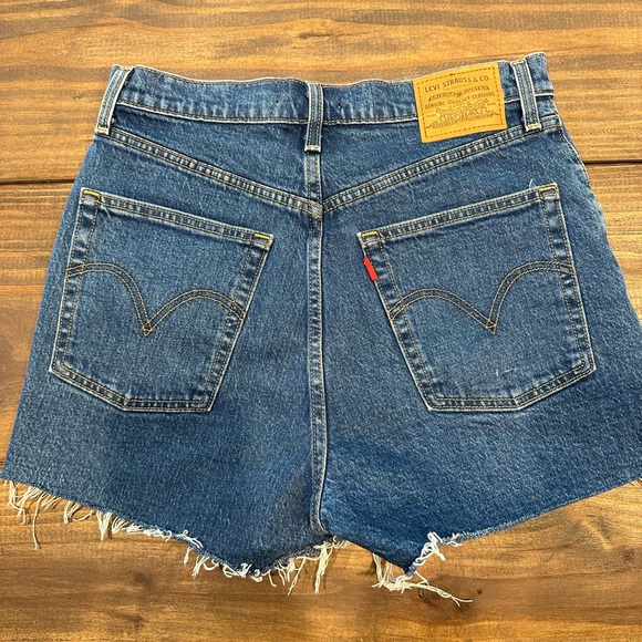 Levi Shorts - Picture 2 of 3